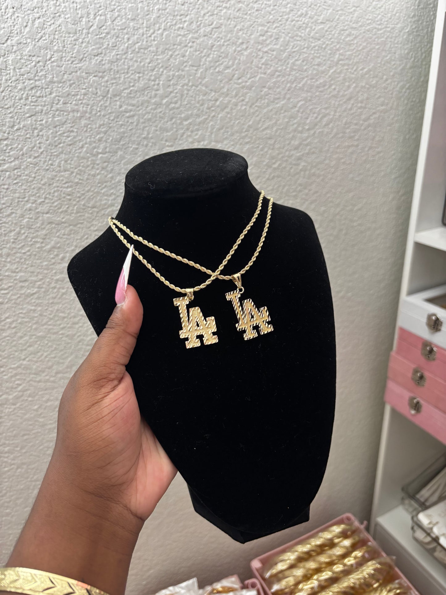 LA NECKLACE